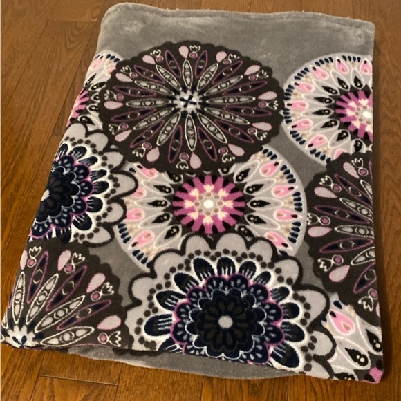 Vera Bradley Other - Vera Bradley “Mimosa Medallion Blanket”